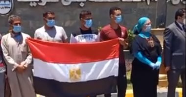 تحرك أتوبيس المصريين العائدين من ليبيا فى طريقه إلى مسقط رأسهم بكوم الرمل 