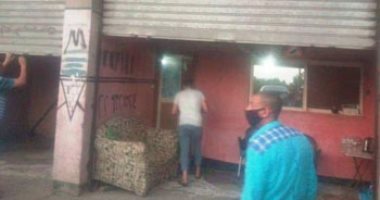 غلق وتشميع 13 محلا خالفوا قرار الحظر فى طوخ.. صور