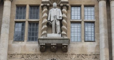 جامعة أكسفورد تزيل تمثال رئيس المستعمرات البريطانية بأفريقيا بداعى العنصرية