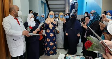 صور.. مدير مستشفى العزل بفاقوس يكرم الفريق الطبى لحسن معاملة مرضى كورونا