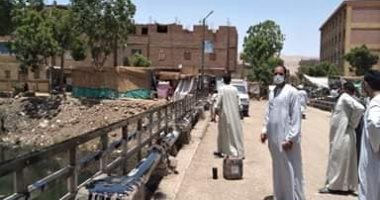 حملة لمنع تجمعات المواطنين والباعة الجائلين على كوبرى الكيمان بالأقصر