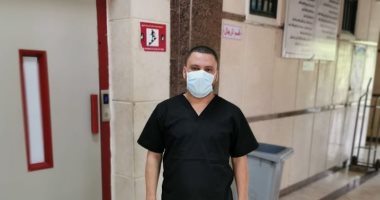 طبيب بمستشفى العزل يحكى معاناة المرضى من جحود الأبناء والوحدة 