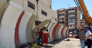 أمن بورسعيد يرفع الحواجز الخرسانية من أمام قسم شرطة الزهور.. صور