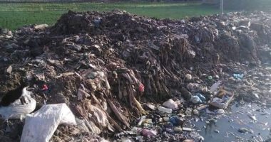 شكوى من تراكم مخلفات تنظيف مصرف اسكندر بمدينة قليوب بالطريق