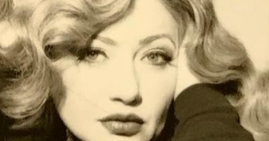 لسة زى القمر.. ليلى علوى تستعيد ذكريات جلسة تصوير من 18 سنة