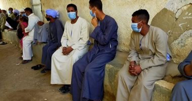 حملة شبابية لتوزيع كمامات بالمجان فى قرية الكاجوج بأسوان