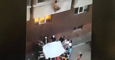 تحلوا بأخلاق الفرسان.. المارة ينقذون رجلا حاصرته النيران فى الصين.. فيديو