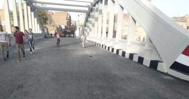 بدء التشغيل التجريبى لكوبرى المنصورة القديم بالمنيا..صور