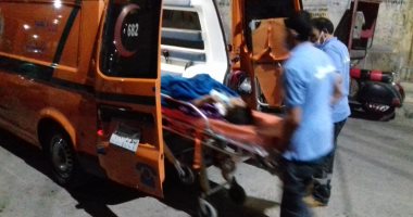 محافظ المنيا يكلف نائبه بمتابعة مريضة مسنة تجلس خارج مستشفى الحميات.. صور