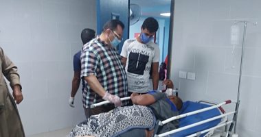 رئيس مدينة الشلاتين يطمئن على حالة مصابى حادث إنقلاب سيارة ميكروباص بالشلاتين 