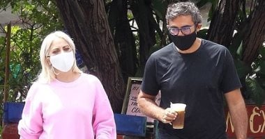 لمؤاخذة.. ليدي جاجا نسيت ترتدي "البنطلون" مع صديقها في كاليفورنيا
