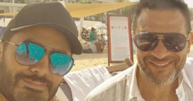 عشرة العمر.. ماجد المصري برفقة تامر حسني على أحد الشواطئ