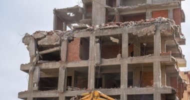 شاهد لحظة انهيار عقار مخالف بالإسكندرية بعد تنفيذ قرار الإزالة