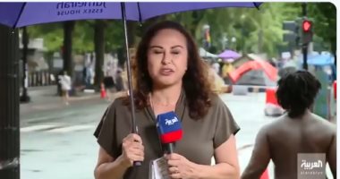 متظاهر أمريكى من أصل إفريقى يقطع كلمة مراسلة العربية على الهواء.. فيديو