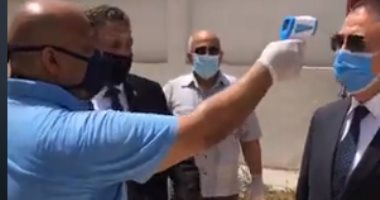 محافظ الإسكندرية يحاكي الإجراءات الاحترازية في للجان الثانوية العامة..فيديو