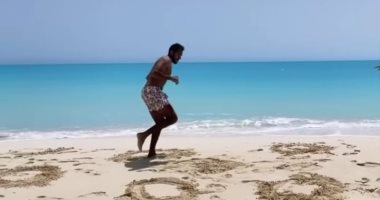 شاهد.. كهربا يستعرض مهاراته على شواطئ الساحل الشمالى بـ"كرة تنس"