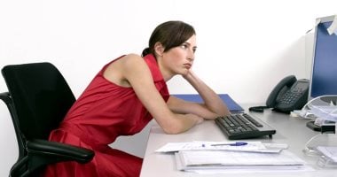 مش بس توتر.. هز رجلك علامة تشير لإصابتك بمتلازمة تململ الساق