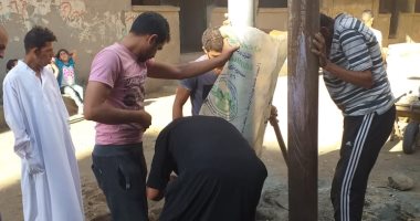 صور.. أهالى كوم الأشراف بالشرقية يشكرون "اليوم السابع" بعد تغيير عمود إنارة متهالك