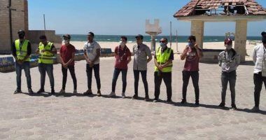 36 شابا بشمال سيناء يشاركون فى إغلاق شاطئ العريش احترازيا.. صور
