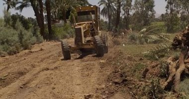 صور.. رصف طريق السكة الحديد لتمهيد الطرق بين قرية الدير والحليلة جنوب الأقصر