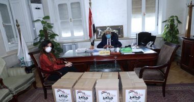 نائب وزير التعليم يقبل تبرع جمعية بكمامات طبية أهلية لطلاب الثانوية العامة
