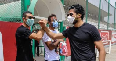 الأهلي يرفع شعار "بيني وبينك متر ونص" في أول تجمع بعد كورونا.. الشناوي يستعين بالموسيقى للتغلب على الفحص الطبي.. ربيعه يبتكر طريقة آمنة للسلام.. وليد سليمان يحاور عبد الحفيظ عن بعد .. ونيولوك جديد لأحمد الشيخ  