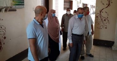 صور .. مدير التأمين الصحى بالشرقية يتفقد لجان معهد فتيات الزقازيق الثانوى الأزهرى