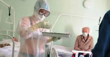 ممرضة "ثوب السباحة" الروسية تحصل على عرض للعمل كموديل.. اعرف التفاصيل