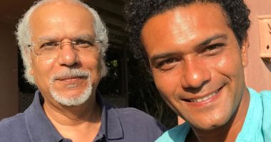 بصورة مع والده وأخرى مع طفله.. آسر ياسين يحتفل بعيد الأب العالمى