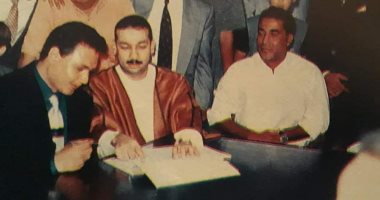 بصورة نادرة للراحل أحمد زكى.. رانيا محمود ياسين: كان شاهدا على عقد قرانى