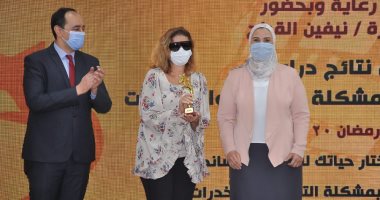 صور.. وزارة التضامن تكرم النجمة يسرا لدعمها مكافحة الإدمان في مسلسل "خيانة عهد"