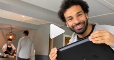 قبل مواجهة ايفرتون الليلة .. محمد صلاح فى وصلة هزار قبل وجبة الغداء .. فيديو 