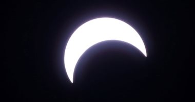 صور.. العالم هذا المساء.. الأرض تشهد كسوفا نادرا للشمس خلال أطول أيام السنة..صربيا تختار برلمانها فى أول انتخابات فى أوروبا بعد كورونا.. السعودية ترفع قيود الإغلاق.. واحتجاجات فى لندن للمطالبة بالمساواة العرقية