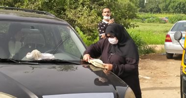 بالمصحف وتلاوة القرآن ..أولياء الأمور ينتظرون طلاب الثانوية العامة أمام اللجان 