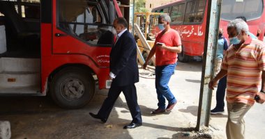 سكرتير عام مطروح يتفقد موقف أتوبيس مشروع النقل الجماعى لمتابعة سير العمل