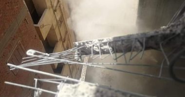 إزالة 3 طوابق مخالفة ببرج سكني بحى ثان المحلة 