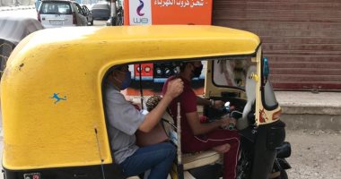 صور .."التوك توك" وسيلة المواصلات الأسهل لطلاب الثانوية العامة فى الغربية