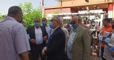 صور.. محافظ الأقصر ومدير الأمن يتفقدان دخول طلبة الثانوية إلى لجان الامتحان