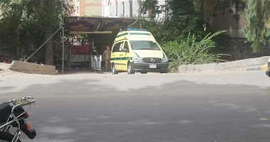 صور.. تمركز سيارات إسعاف بمحيط لجان الثانوية العامة بالجيزة