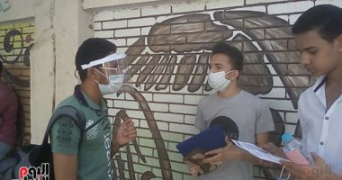 بالكمامة والكحول.. طلاب الثانوية أمام اللجان بالمنيا قبل بدء الامتحان.. صور