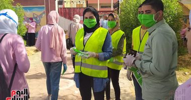 شباب متطوعون يوزعون كمامات ومعقمات على طلاب الثانوية بالوادى الجديد.. صور 