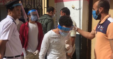 صور.. الكاشف الحرارى والكمامة وماكينة التطهير فى لجان الثانوية