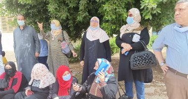 أولياء الأمور ينتظرون أبنائهم أمام لجان الثانوية العامة بالقليوبية 