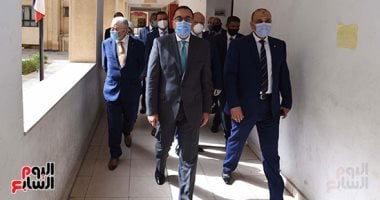 رئيس الوزراء يتفقد إجراءات الوقاية من كورونا بلجان امتحانات الثانوية العامة