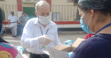 توزيع مياه معدنية على طلاب الثانوية العامة بلجان امتحانات السيدة زينب.. صور