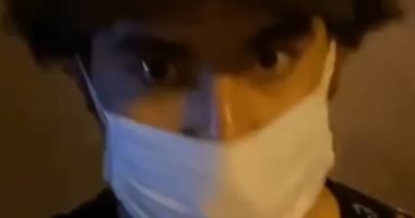 في وقت الحظر وبالكمامة.. على ربيع في جولة على قدميه وسط الشارع "فيديو"