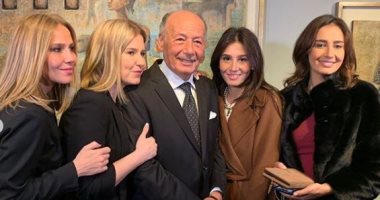 هنا شيحة تحتفل بيوم الأب بصورة تجمع والدها وشقيقاتها حلا ومايا ورشا