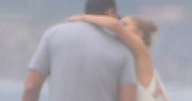 رغم العودة للعمل..جنيفر لوبيز تستمتع بالصيف على الشاطىء وقبلة لخطيبها.. صور