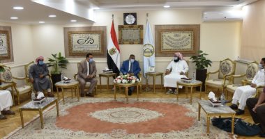 محافظ مطروح يسلم أفضل 4 مزارعين لاستزراع الزيتون حقيبة أدوات زراعية .. صور