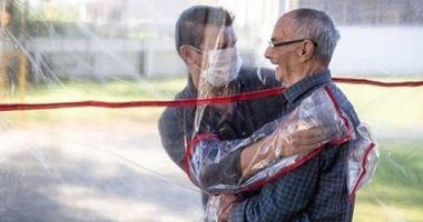 "نفق العناق".. طريقة دار مسنين فى البرازيل للسماح لهم بمعانقة أحبائهم بأمان